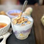 GIA DINH - 本日のチェー♪
      この日の具は、紫芋をタピオカと煮たゼリー、とうもろこし、ローストココナッツチップ、ベトナムゼリー。