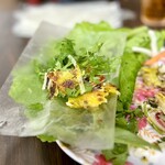 GIA DINH - 途中、ママがやってきて、カラシナの代わりにこの柔らかいライスペーパーで巻いてもオイシイよー♪
      とのことなのでやってみる。。