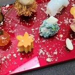 日本料理 TOBIUME - ⑩赤パプリカムース&南瓜ムースの紅葉⑪黄身の味噌漬けと龍皮昆布の柿⑫新銀杏と蛇頭魚の擂り身とチーズの公孫樹(いちょう)、芥子の実載せ【松風】⑬薄切り安納芋の揚げチップス⑭おからの卯の花を散らして