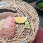 日本料理 TOBIUME - ⑯秋鰆の腹身 タタキ、新米藁燻し
      ⑰秋鰆の背身タタキ、新米藁燻し
      腹身は脂の旨みが火入で活性化しより濃厚、背身は脂の旨みはあるけどスッキリしています
      ⑱伊勢海老