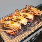 日本料理 TOBIUME - 伊勢海老(長崎県五島列島産)
      伊勢海老の半身を炭火で焼きます
      火入して旨みを引き出しますが、香りと臭みの分岐点の見極めが難しく、大体微かに臭みを感じることが多いのですが、こちらでは心配不要