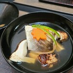 324962495 - ⑮炭火炙り赤叺、青柚子皮&人参紅葉載せ、松茸、利尻昆布&削り立て血合抜き本枯節&松茸の出汁のお椀 
                        夏は鰹の香りと味わいが全面に出たお出汁
                        今回は利尻昆布のキリッとした旨みのお出汁でした