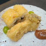 日本料理 TOBIUME - ②松茸(山口県岩国産)のおかき揚げ
      ③骨切り鱧のおかき揚げ&新銀杏(福岡県若松産)
      梅肉(福岡県大宰府産梅干し)ソース添え
      おかきの旨塩っぱさが良い塩梅、松茸がジューシーでした