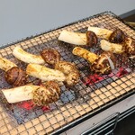日本料理 TOBIUME - ⑰松茸(山口県岩国産)
      北海道の8月から九州の11月まで日本縦断しつつ収穫期が続く秋を代表する高級茸
      トリュフの華やかで煌びやかな香りに対して、松茸は優雅で上品さのある香りです