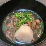 日本料理 TOBIUME - ⑳里芋(福岡県若松産)&滑子茸(大分県産)入りお味噌汁(カクキューの八丁堀味噌&九重の太白味噌&地元の赤味噌のブレンド) 
      具材がゴロゴロ入ったお味噌汁、胃袋に染みるだけでなくシッカリ食べるお椀