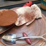 日本料理 TOBIUME - ㉓紅はるか(福岡県若松産)の焼き芋入りティラミス、塩メレンゲの地表仕立て、スコップと軍手を添えて
      幼稚園の児童が芋掘りを行っている農家さんのお芋を使用、パティスリーを開けるレベル