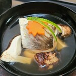日本料理 TOBIUME - ⑮炭火炙り赤叺(福岡県芦屋産)、青柚子皮&人参紅葉載せ、松茸(山口県岩国産)、利尻昆布&削り立て血合抜き本枯節&松茸の出汁のお椀 
      松茸の香りとふっくらと炭火で焼かれた赤叺、秋らしい旨みを沁々と味わう