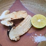 日本料理 TOBIUME - ⑰炭火焼き松茸(山口県岩国産)
      ｢薫り松茸、味しめじ｣と言いますが、この松茸は甘みと旨みをハッキリと感じます
      搾れば水滴が落ちそうなほどジューシーで、正に甘露と呼ぶに相応しい、シャキシャキ感も◎