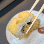 日本料理 TOBIUME - ③骨切り鱧(福岡県芦屋産、当日朝の放血神経〆)のおかき揚げ
      骨切りされた鱧はふんわり、揚げ方も良くてエアリーな歯応え、勿論、鱧の旨みも堪能