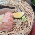 日本料理 TOBIUME - ⑱伊勢海老
      オマール海老の甘みに対して、伊勢海老は滋味ある旨みが特徴
      臭みが出易く、香りを楽しませるには鮮度に加え手当ての繊細さが不可欠です