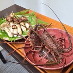 日本料理 TOBIUME - 伊勢海老(長崎県五島列島産)
      産卵は初夏～夏、旬は秋～春、海老の王様
      松茸(山口県岩国産)