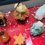 日本料理 TOBIUME - ④炭火焼き長茄子、田楽味噌載せ⑤栗渋皮甘露煮、揚げ素麺の毬(イガ)、珈琲入り渋皮栗のペースト敷き⑥松葉⑦水烏賊の握り寿司⑧無花果、胡麻ペーストソース&茹で生落花生載せ⑨春菊&和梨の田川豆腐の白和え