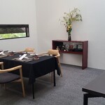 日本料理 TOBIUME - 店舗外観は少し洋風、店内はスタイリッシュなフレンチのよう、BGMはJAZZが流れ、ゆったりとお料理&お酒を存分に楽しむことが出来ます