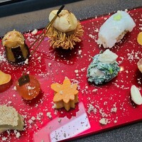日本料理 TOBIUME - 八寸は100文字では入り切らない！
                    見た目も綺麗ですし、どれも美味しい！
                    1つ1つ丁寧に作られ妥協はありません
                    田代シェフの美的感覚が詰まった食べる芸術
                    私としては秋の訪問は外せません