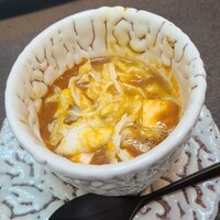 日本料理 TOBIUME - ⑱炭火炙り伊勢海老(長崎県五島列島産)の海老味噌&真菰茸(福岡県豊前産)、伊勢海老のビスクスープ餡掛け茶碗蒸し
                      芳醇な香り、濃厚な旨みと滋味、某店のビスクに対する田代シェフなりの俺ならこうするなのかも