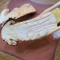 日本料理 TOBIUME - ⑰炭火焼き松茸(山口県岩国産)
                    ｢薫り松茸、味しめじ｣と言いますが、この松茸は甘みと旨みをハッキリと感じます
                    搾れば水滴が落ちそうなほどジューシーで、正に甘露と呼ぶに相応しい、シャキシャキ感も◎