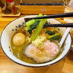 らぁ麺 秀登 - 淡麗系のスープに良く合う小松菜