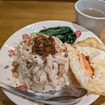 CHALO - 鶏肉飯(ジーローハン)1,100円✨️10月中旬の週替わりメニュー！しっとり鶏肉がとても美味しい！！黒胡椒やフライドガーリック、目玉焼きに青梗菜も合わさり鶏肉と炊いたご飯が進む！