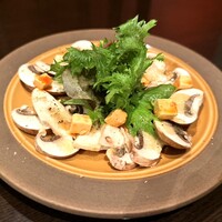 ブラウンマッシュルームのスライスとスペイン風自家製チーズのサラダ