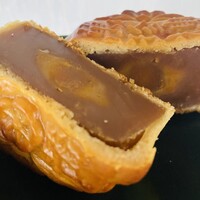 萬珍樓 本店 - 卵黄入りの蓮餡