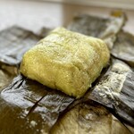 GIA DINH - 材料は餅米、緑豆、豚肉の餡。巻いているのはバナナの葉。餅米がねっとりベトついて、葉っぱを開くのにも手がベタベタになるし、なかなかの手間がかかります。