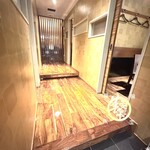 個室型焼肉　鞍牟 - 個室へと続く廊下です。段差にお気をつけてください