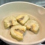 GIA DINH - ママに教わった食べ方、1cmくらいの幅に切ったバインチュンを、油を引いたフライパンでこんがり焼くとおいしいとのこと、やってみました♪
      ｳﾝｳﾝ！これまためっちゃウマいじゃーん♪