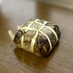 GIA DINH - バインチュン（Bánh Chưng ¥500税込）
      ベトナムでは主に旧正月（テトTết）のお祝いで食べる、伝統的な四角いチマキ、ずっしり重く、500gくらいありそう♪