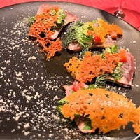 鰹のタタキと３種ハーブのサラダ仕立て　チーズのチュイル添え