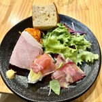 iitoki - 前菜3種盛り合わせ（生ハムシャインマスカットとリコッタチーズ、自家製ハム、ブリのカルパッチョ）