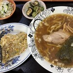 精養軒 - 料理写真:佐野の歴史と伝統を語りかけてくる精養軒の炒飯セット