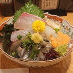 広島料理 西海 - R7.10.18生きの良いこいわし。夜鳴貝も。単品だと刺身盛り合わせ2450円。