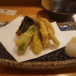広島料理 西海 - R7.10.18天ぷらの盛り合わせ。夏野菜の揚げたてに文句無し。