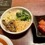 焼肉トラジ - ナムルは混ぜますよ^_^