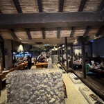 波照間 - 石垣造りで落ち着く空間。団体もゆったり座れる。