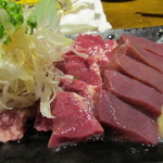 豚小家 - 右からレバー、ハツ、タンです