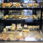 スターバックスコーヒー - フード類の並ぶショーケース