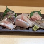 すしや万采 - おまかせ刺身盛り合わせ（カクアジ、マアジ、あかぜアジ、カンパチ（当日〆、一週間熟成）、白鯛、むつ炙り、イサキ、花鯛）