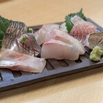 すしや万采 - おまかせ刺身盛り合わせ（カクアジ、マアジ、あかぜアジ、カンパチ（当日〆、一週間熟成）、白鯛、むつ炙り、イサキ、花鯛）