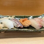 すしや万采 - おまかせ握り（アカイカ、マアジ、赤貝、白鯛、花鯛）