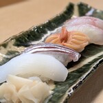 すしや万采 - おまかせ握り（アカイカ、マアジ、赤貝、白鯛、花鯛）
