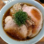 中華そば しば田 - 皆が納得する醤油らぁ麺。特製醤油らぁ麺（豚）1680円、麺大盛り200円。
