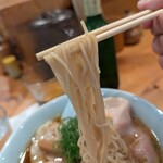 中華そば しば田 - こちらの方が硬さがありますね。それに太いかな?