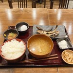 しんぱち食堂 - 料理写真:3羽いわし定食・ご飯大盛、納豆、卵、869円。