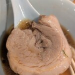 中華そば しば田 - 豚バラかな？柔らかくてトロケます。特製醤油（鶏）には入ってませんでした。