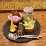 にぎり鮨 一五〇 - サービスのデザートプレートとプリン