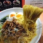 肉肉ラーメン - 中細のストレート麺リフト