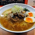 肉肉ラーメン - 秘伝のタレに絡めた牛肉がトッピング