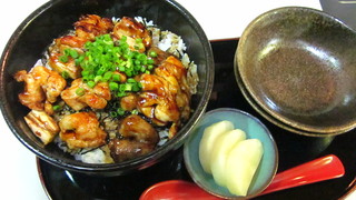 h Torisuke - 香ばしく焼いた焼鳥をアツアツご飯の上に！特製焼鳥丼