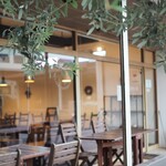 コップン カフェ - テラス席も広々　オリーブが素敵